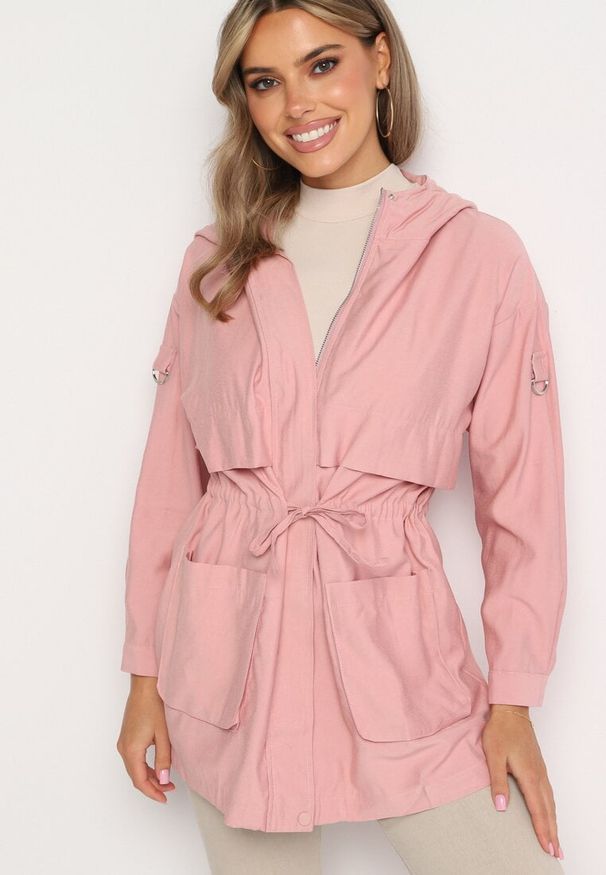 Born2be - Różowa Kurtka Parka z Nieodpinanym Kapturem i Troczkiem w Pasie Mevarie. Okazja: na co dzień. Kolor: różowy. Materiał: jeans. Wzór: aplikacja. Styl: casual, sportowy