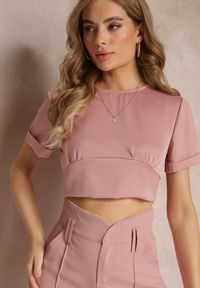 Renee - Różowa Bluzka z Krótkim Rękawem i Węzłem z Tyłu Mankira. Kolor: różowy. Długość rękawa: krótki rękaw. Długość: krótkie