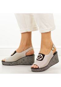 Beżowe skórzane sandały damskie na koturnie S.Barski 7014. Okazja: na co dzień. Nosek buta: okrągły. Zapięcie: pasek. Kolor: beżowy. Wzór: aplikacja. Materiał: skóra. Sezon: wiosna, lato. Obcas: na koturnie. Styl: elegancki, casual #1