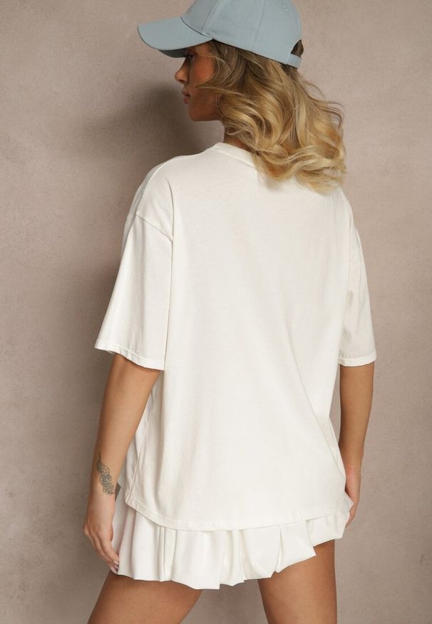 Renee - Jasnobeżowy T-shirt z Bawełny Ozdobiony Sercem Ranira. Okazja: na co dzień. Kolor: beżowy. Materiał: bawełna. Wzór: aplikacja. Styl: casual