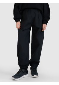 4f - 4F Spodnie casual joggery z szerokimi nogawkami dziewczęce - czarne 140 (9-10 lat). Okazja: na co dzień. Kolor: czarny. Materiał: bawełna, tkanina. Sezon: lato. Styl: casual