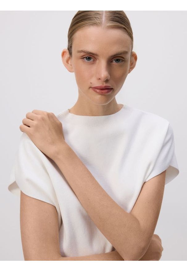 Reserved - Bluzka ze stójką - złamana biel. Typ kołnierza: kołnierzyk stójkowy. Materiał: dzianina, bawełna