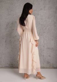 Renee - Beżowa Rustykalna Sukienka Wieczorowa z Falbanami i Marszczeniem w Talii Himereanes. Typ kołnierza: kołnierz z falbankami. Kolor: beżowy. Materiał: tkanina. Wzór: gładki, aplikacja. Typ sukienki: rozkloszowane. Styl: wizytowy #8