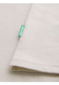Ombre Clothing - Męski t-shirt bawełniany z zieloną naszywką na piersi – złamana biel V5 - Rozmiar: M. Kolor: biały. Materiał: bawełna. Wzór: aplikacja. Styl: klasyczny, sportowy #2