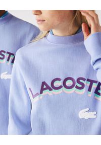 Lacoste - LACOSTE - Fioletowa bluza z logo 3D Unisex Fit. Kolor: różowy, wielokolorowy, fioletowy. Materiał: prążkowany. Wzór: aplikacja #4