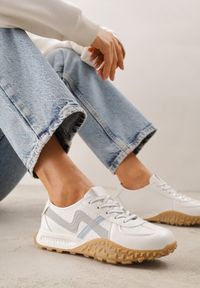 Renee - Białe Sneakersy z Futurystyczną Tłoczoną Podeszwą i Geometrycznym Wzorem Emalorine. Okazja: na spacer. Kolor: biały. Materiał: jeans. Wzór: geometria. Sport: turystyka piesza #1