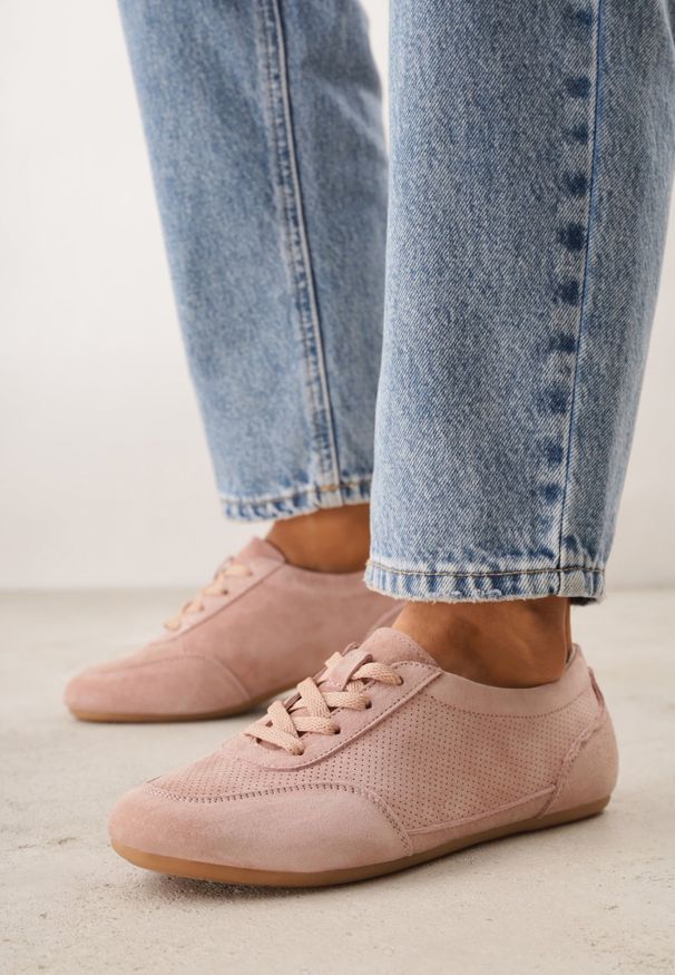 Renee - Różowe Minimalistyczne Sneakersy Zamszowe ze Skórzaną Wkładką i Perforacją Zaehlisa. Okazja: na co dzień. Kolor: różowy. Materiał: skóra, zamsz. Szerokość cholewki: normalna