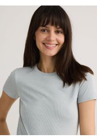 Reserved - Prążkowany t-shirt z modalem - jasnoszary. Kolor: szary. Materiał: prążkowany #1