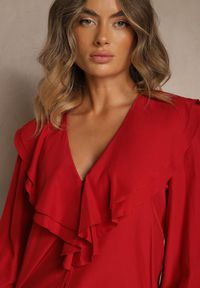 Renee - Czerwona Koszula Vices z Dekoltem z Falbanami i Bufiastymi Rękawami Zoiruna. Kolor: czerwony. Materiał: jeans. Styl: boho