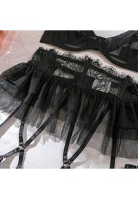 Intica - Komplet bielizny z tiulowym pasem i koronkowymi akcentami na wieczór Kaho. Kolor: czarny. Materiał: tiul, koronka. Wzór: paski #8