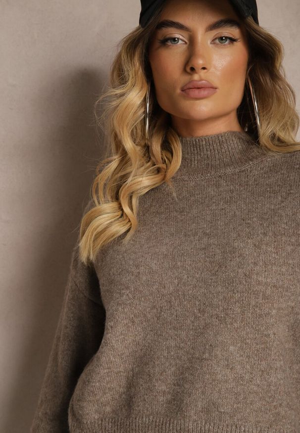Renee - Brązowy Pudełkowy Golf z Wełną o Klasycznym Kroju Parista. Okazja: na co dzień, na spotkanie biznesowe, do pracy. Typ kołnierza: golf. Kolor: brązowy. Materiał: wełna. Długość rękawa: długi rękaw. Długość: długie. Styl: klasyczny