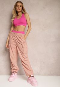 Renee - Jasnoróżowe Bojówki Spodnie ze Ściągaczami i Gumką w Talii z Kieszeniami po Bokach Laverina. Kolor: różowy. Materiał: materiał. Styl: sportowy
