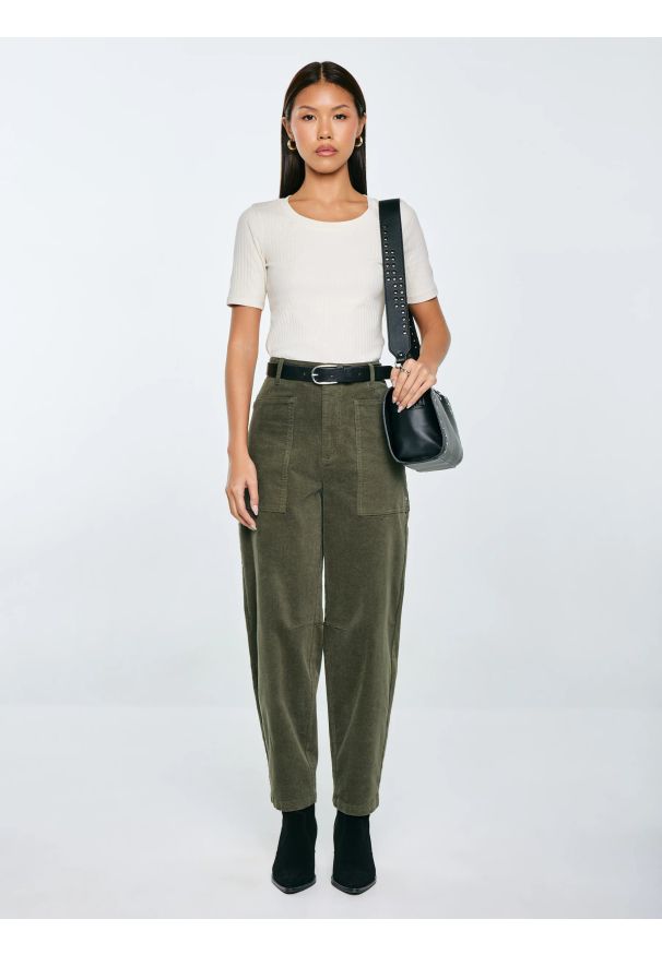 Big-Star - Spodnie damskie sztruks 7/8 z kieszeniami khaki Nadine 303. Stan: podwyższony. Kolor: zielony. Materiał: sztruks. Wzór: ze splotem. Styl: klasyczny