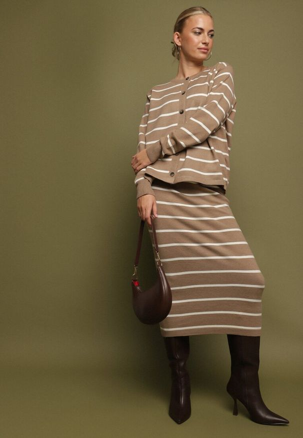 Born2be - Beżowy Komplet z Wiskozą Bluzka z Guzikami i Spódnica w Paski Asirrise. Kolor: beżowy. Materiał: wiskoza. Wzór: paski