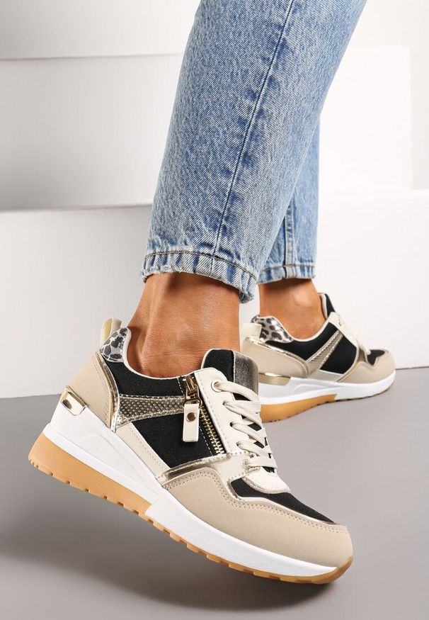 Born2be - Beżowo-Czarne Sneakersy na Koturnie z Suwakiem i Ozdobnymi Naszywkami Jelenia. Nosek buta: okrągły. Zapięcie: sznurówki. Kolor: beżowy. Materiał: materiał. Wzór: aplikacja. Obcas: na koturnie. Wysokość obcasa: średni