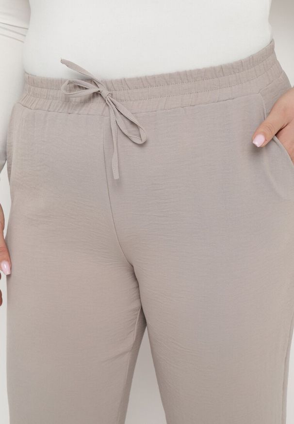 Born2be - Szare Casualowe Spodnie z Elastyczną Gumką w Pasie z Wsuwanymi Kieszeniami Mousesa. Okazja: na co dzień. Kolor: szary. Materiał: tkanina. Sezon: lato. Styl: casual