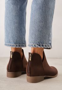 Renee - Brązowe Botki VICES Ozdobione Suwakiem i Wycięciami na Cholewce Fyserira. Okazja: na co dzień. Kolor: brązowy. Materiał: jeans. Szerokość cholewki: normalna. Wzór: aplikacja. Styl: casual #2