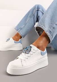 Born2be - Biało-Niebieskie Sneakersy na Platformie z Perforacją i Ozdobnym Kamieniem Dilhela. Nosek buta: okrągły. Zapięcie: sznurówki. Kolor: biały. Materiał: materiał. Obcas: na platformie. Wysokość obcasa: niski #7