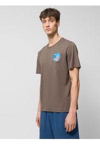 outhorn - T-shirt regular z nadrukiem męski Outhorn - brązowy. Kolor: brązowy. Materiał: bawełna, dzianina. Długość rękawa: krótki rękaw. Długość: krótkie. Wzór: nadruk #1