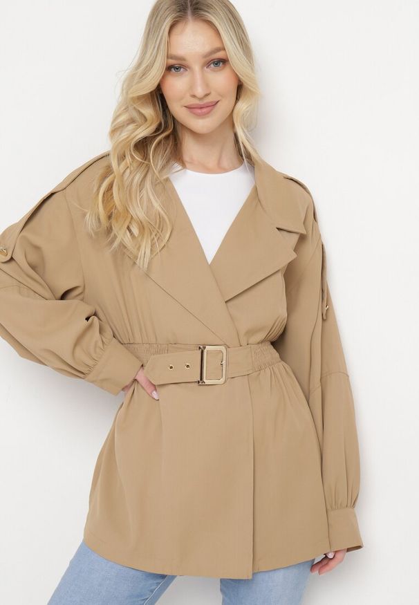 Born2be - Ciemnobeżowy Krótki Płaszcz z Bufiastymi Rękawami i Elastycznym Paskiem z Klamrą Lirenda. Okazja: na co dzień. Kolor: beżowy. Długość: krótkie. Styl: casual, elegancki, klasyczny