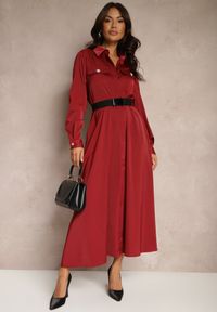 Renee - Bordowa Satynowa Sukienka w Stylu Szmizjerki z Imitacjami Kieszeni i Paskiem Vaminay. Kolor: czerwony. Materiał: satyna. Wzór: aplikacja. Typ sukienki: szmizjerki. Styl: klasyczny, elegancki