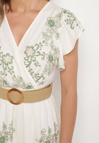 Born2be - Biało-Zielona Wiskozowa Sukienka z Kopertowym Dekoltem i Paskiem Nilazea. Okazja: na co dzień. Kolor: biały. Materiał: wiskoza. Typ sukienki: kopertowe. Styl: boho, elegancki, casual #6