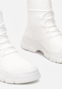 Renee - Białe Sneakersy Phelleope. Wysokość cholewki: za kostkę. Nosek buta: okrągły. Kolor: biały. Materiał: materiał. Szerokość cholewki: normalna. Wzór: aplikacja. Obcas: na płaskiej podeszwie