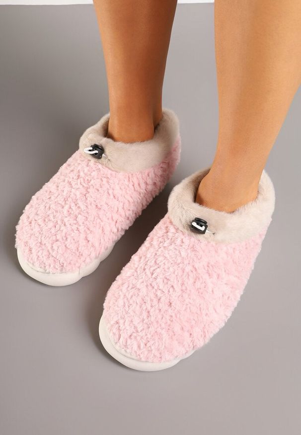 Renee - Różowe Kapcie Vices z Futerkiem i Dodatkowym Ściągaczem Calavina. Okazja: do domu, na co dzień. Kolor: różowy. Materiał: futro. Styl: elegancki, casual