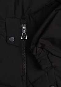 Renee - Czarna Kurtka z Kapturem Ozdobiona Pikowaniem Lilora. Okazja: na spacer, na co dzień. Typ kołnierza: kaptur. Kolor: czarny. Materiał: jeans. Wzór: aplikacja. Styl: casual, elegancki #8