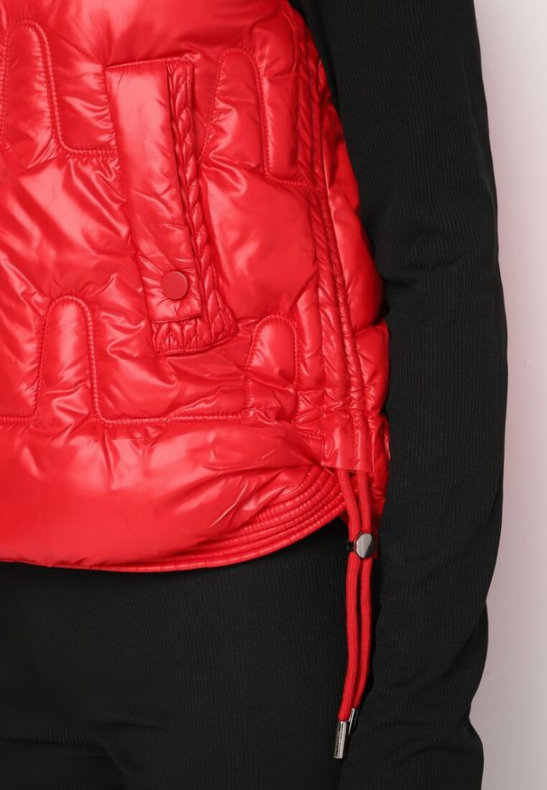 Born2be - Czerwona Pikowana Kamizelka ze Stójką i Troczkami Terilanna. Typ kołnierza: kołnierzyk stójkowy. Kolor: czerwony. Materiał: jeans. Styl: elegancki