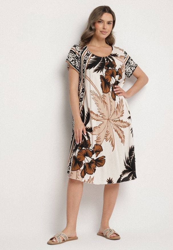 Born2be - Czarna Sukienka z Wiskozy o Rozkloszowanym Kroju w Roślinny Wzór Miratiela. Okazja: na co dzień. Kolor: czarny. Materiał: wiskoza. Długość rękawa: krótki rękaw. Sezon: wiosna, lato. Styl: casual, elegancki