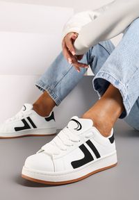 Born2be - Białe Płaskie Sznurowane Sneakersy z Kontrastowymi Wstawkami Deliris. Okazja: na co dzień. Zapięcie: sznurówki. Kolor: biały. Materiał: jeans. Obcas: na płaskiej podeszwie #1