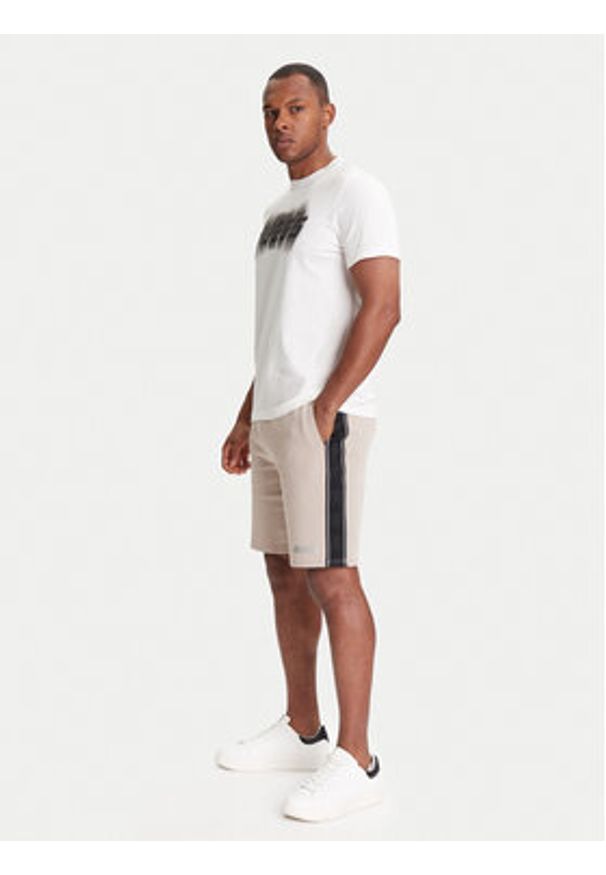 Guess Szorty sportowe Z4RD04 KB3P2 Beżowy Regular Fit. Kolor: beżowy. Materiał: syntetyk, bawełna. Styl: sportowy
