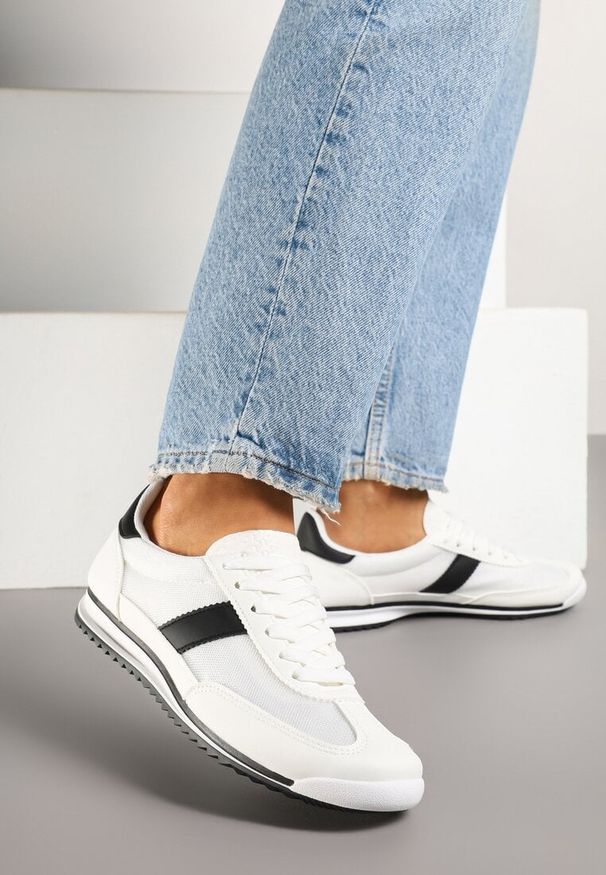 Born2be - Białe Sneakersy z Ozdobnym Paskiem Cleota. Okazja: na co dzień. Zapięcie: pasek. Kolor: biały. Materiał: jeans