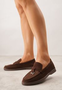 Renee - Brązowe Mokasyny z Imitacji Zamszu Zdobione Zawieszką i Przeszyciem Aezoris. Okazja: na co dzień. Kolor: brązowy. Materiał: zamsz. Wzór: aplikacja. Styl: casual, elegancki #1