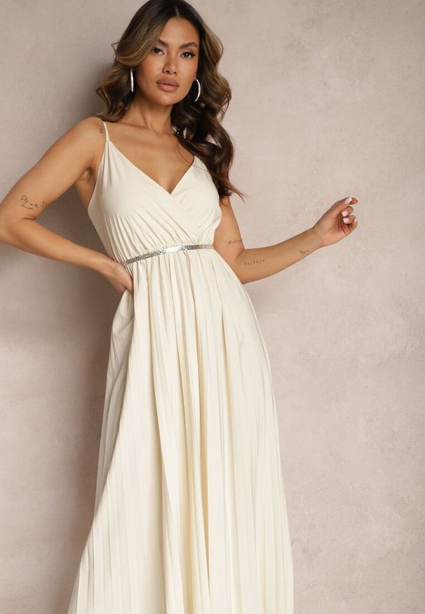 Renee - Jasnobeżowa Długa Sukienka Kopertowa o Rozkloszowanym Kroju na Ramiączkach Kaemera. Kolor: beżowy. Długość rękawa: na ramiączkach. Typ sukienki: kopertowe. Długość: maxi