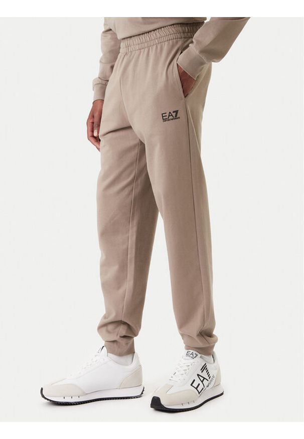 EA7 Emporio Armani Spodnie dresowe 8NPP66 PJVRZ U6167 Beżowy Regular Fit. Kolor: beżowy. Materiał: bawełna