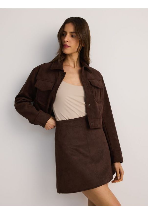Reserved - Spódnica mini z imitacji zamszu - ciemnobrązowy. Kolor: brązowy. Materiał: zamsz