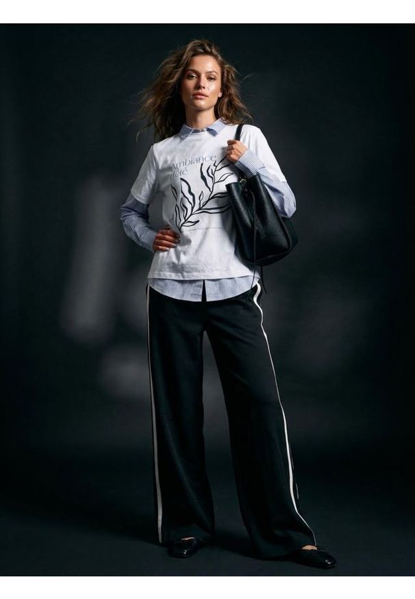 Sinsay - Spodnie dresowe z lampasami - czarny. Kolor: czarny. Materiał: dresówka