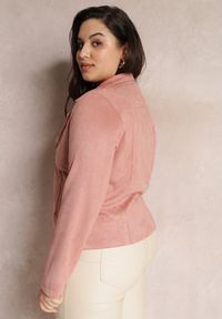 Renee - Ciemnoróżowa Asymetryczna Kurtka Ramoneska z Imitacji Zamszu Kmiya. Kolekcja: plus size. Kolor: różowy. Materiał: zamsz