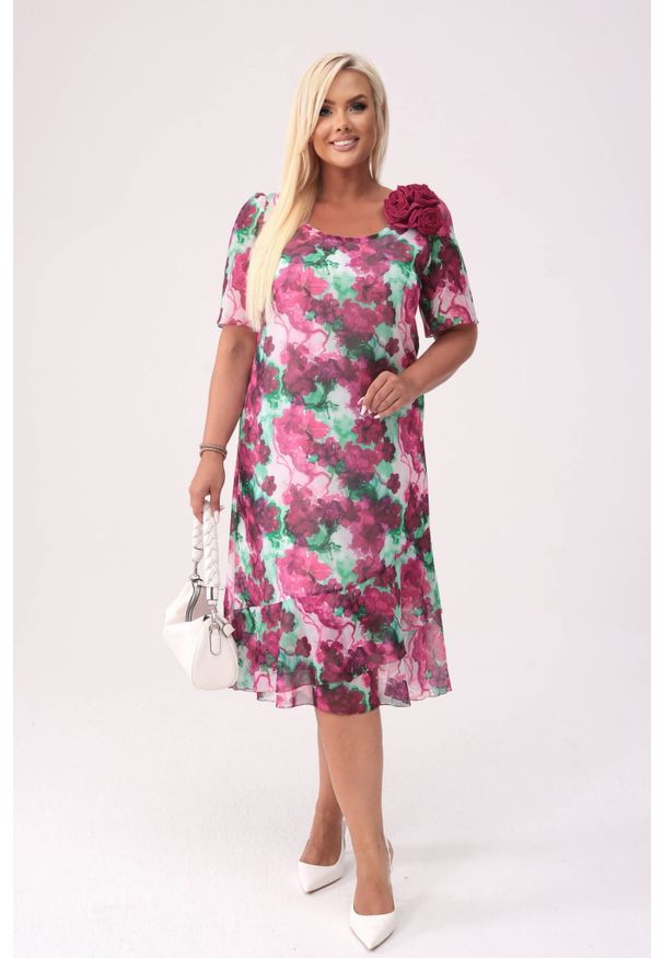 Moda Size Plus Iwanek - Elegancka szyfonowa sukienka Maria w kwiaty z falbankami na wesele PLUS SIZE XXL. Okazja: na wesele, na ślub cywilny. Typ kołnierza: kołnierz z falbankami. Kolekcja: plus size. Wzór: kwiaty. Typ sukienki: dla puszystych. Materiał: szyfon. Długość rękawa: krótki rękaw. Sezon: lato. Styl: elegancki. Długość: midi