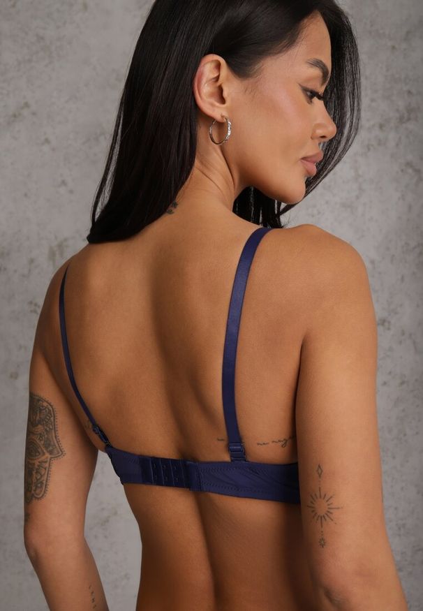 Renee - Granatowy Biustonosz Ozdobiony Transparentnymi Wstawkami i Koronką Brannor. Kolor: niebieski. Materiał: koronka. Wzór: aplikacja, koronka