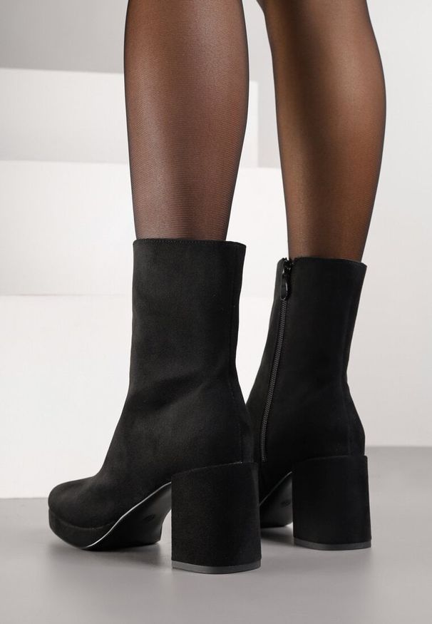 Renee - Czarne Botki Vices z Imitacji Zamszu na Platformie i Słupku Ozdobione z Kwadratowym Noskiem Faleanna. Okazja: na co dzień. Zapięcie: zamek. Kolor: czarny. Materiał: zamsz. Wzór: aplikacja. Obcas: na platformie. Styl: casual