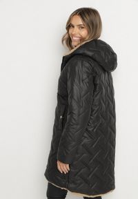 Born2be - Czarna Długa Kurtka Dwustronna z Pikowanymi Przeszyciami i Kapturem Olidia. Okazja: na spacer, na co dzień. Kolor: czarny. Materiał: dzianina, jeans, futro, poliester. Długość: długie. Styl: casual, elegancki #4