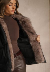 Renee - Czarna Pikowana Kurtka Zimowa z Futrem przy Kołnierzu i Ściągaczami Tildena. Okazja: na co dzień. Kolor: czarny. Materiał: futro. Sezon: zima. Styl: elegancki, casual, sportowy #3