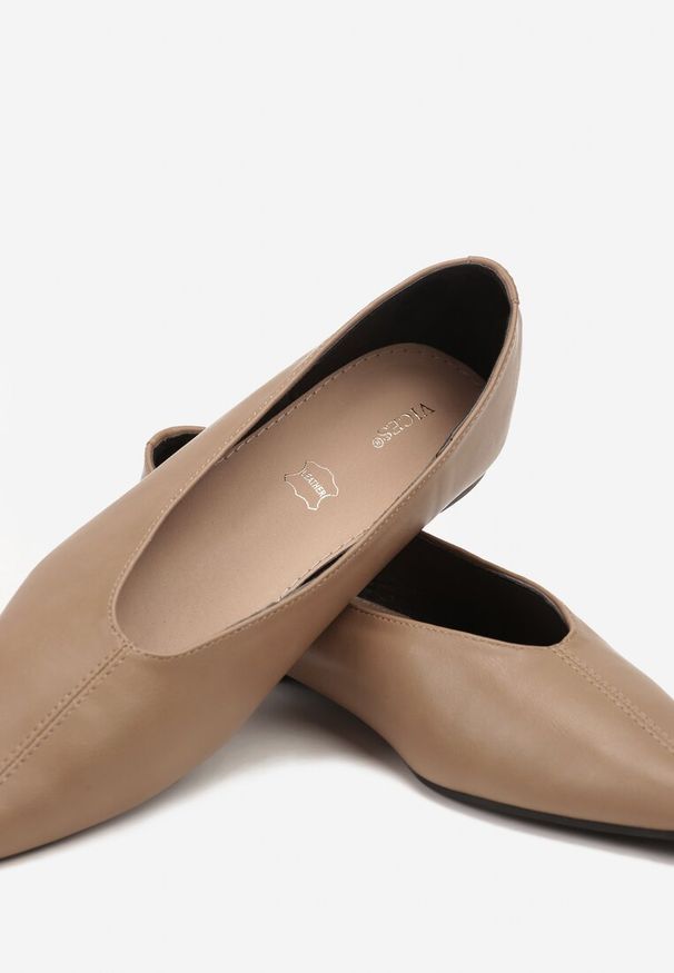 Renee - Ciemnobeżowe Balerinki Vices z Noskiem w Szpic i Skórzaną Wkładką Belviie. Okazja: na co dzień, na randkę. Kolor: beżowy. Materiał: skóra. Obcas: na płaskiej podeszwie. Styl: elegancki, casual