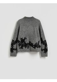 Reserved - Sweter z ozdobną aplikacją - szary. Kolor: szary. Materiał: wełna, dzianina. Wzór: aplikacja