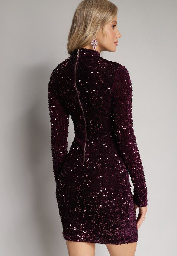 Born2be - Fioletowa Dopasowana Sukienka Mini z Półgolfem Zdobiona Cekinami Jurottja. Kolor: fioletowy. Długość rękawa: długi rękaw. Wzór: aplikacja. Typ sukienki: proste. Długość: mini