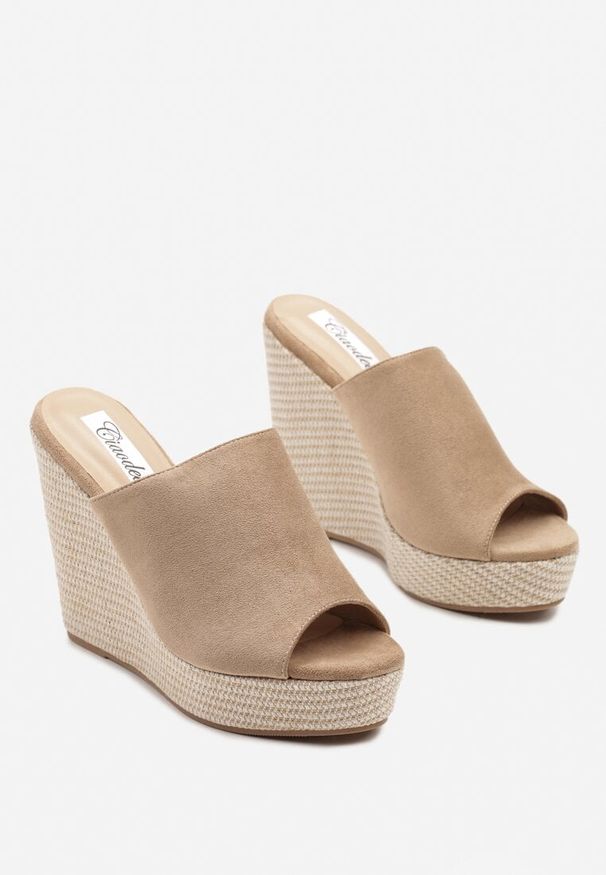 Born2be - Ciemnobeżowe Klapki na Koturnie Ozdobionym Plecionką Olinera. Okazja: na co dzień. Kolor: beżowy. Materiał: jeans. Wzór: aplikacja. Obcas: na koturnie. Styl: elegancki, casual