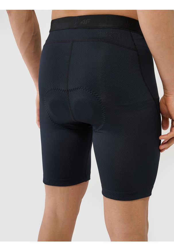 4f - 4F Legginsy krótkie rowerowe z żelowo-piankową wkładką męskie - czarne M. Kolor: czarny. Materiał: dzianina, włókno, poliester, syntetyk, materiał, tkanina, elastan. Długość: krótkie. Wzór: gładki, ze splotem. Sport: kolarstwo